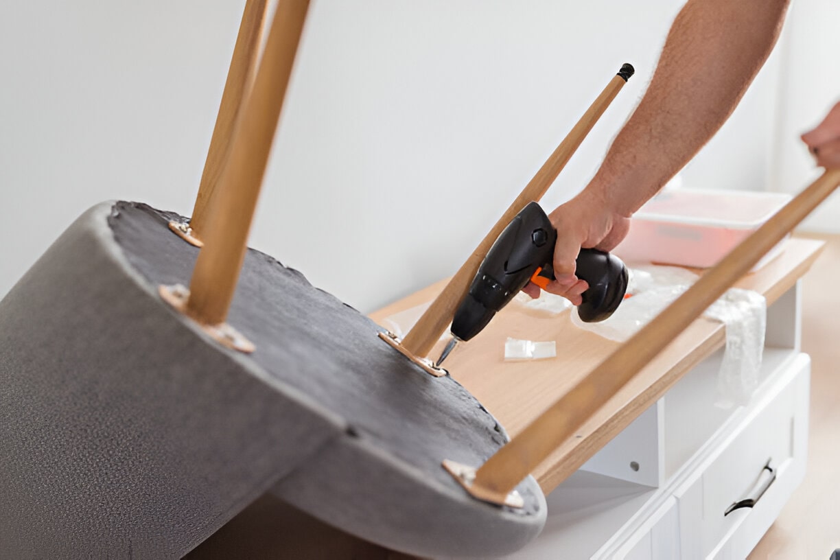 تركيب الأبواب وإصلاح الأثاث في دبي Woodworking in the UAE